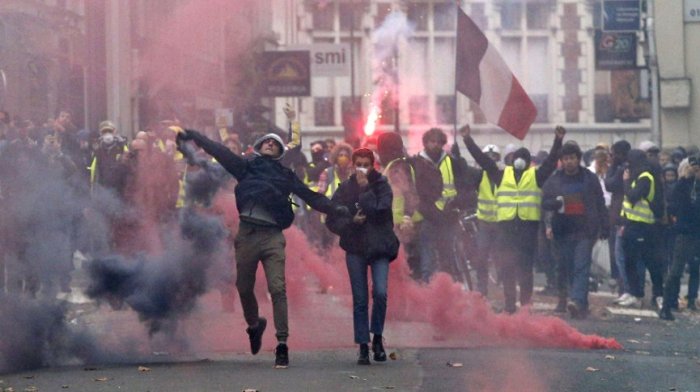 Протесты против повышения пенсионного возраста грозят оставить Францию без общественного транспорта и школ на сутки